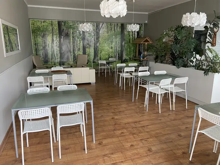 Sala z białymi krzesłami